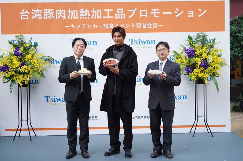 農委會2日在日本東京舉行「台灣豬肉餐車活動起跑記者會」，特別邀請熱愛台灣的人氣男星速水茂虎道（中）擔任活動代言人。（農委會提供）中央社記者楊淑閔傳真  111年12月2日