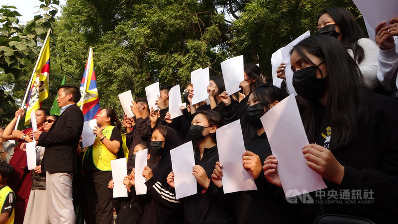 近百名旅居印度藏人，2日持白紙在德里舉行示威，聲援中國「白紙運動」。中央社記者林行健德里攝 111年12月2日