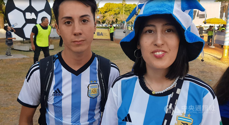 球迷辗转奔波两小时车程，来到首都布宜诺斯艾利斯疯世足广场，为阿根廷球队加油，希望有机会拿下世界杯的第三颗星星。中央社记者黄韵如布宜诺斯艾利斯摄 111年12月2日
