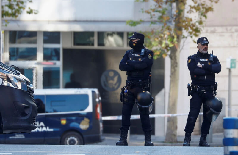 美國駐西班牙馬德里大使館維安官員攔截一個郵包炸彈後，西班牙警察在大使館外巡視。（路透社）