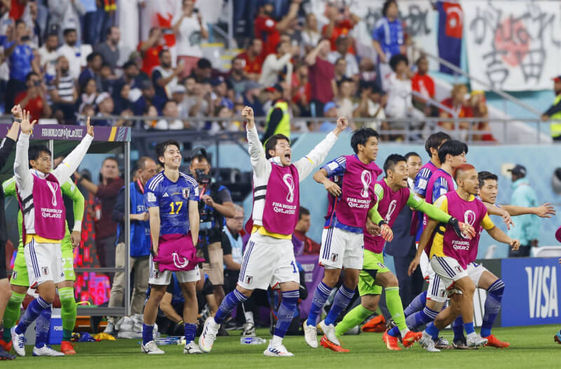 日本在世界盃足球賽以E組積分第1名晉級後，總教練森保一表示放眼創新紀錄，帶領「藍武士」繳出歷來在世足的最佳成績。（共同社）