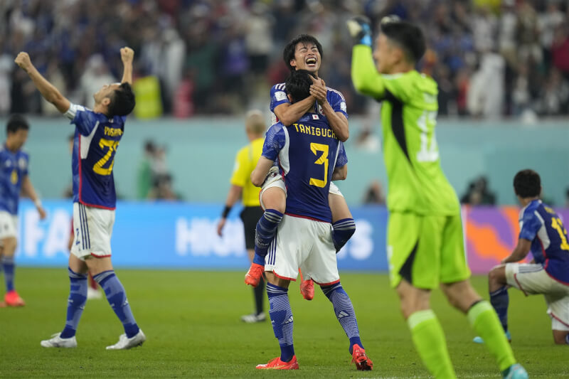 日本在世界盃小組賽最後一戰，以2比1逆轉勝歐洲足球強權西班牙，日本隊賽後在場上激動慶祝。（美聯社）