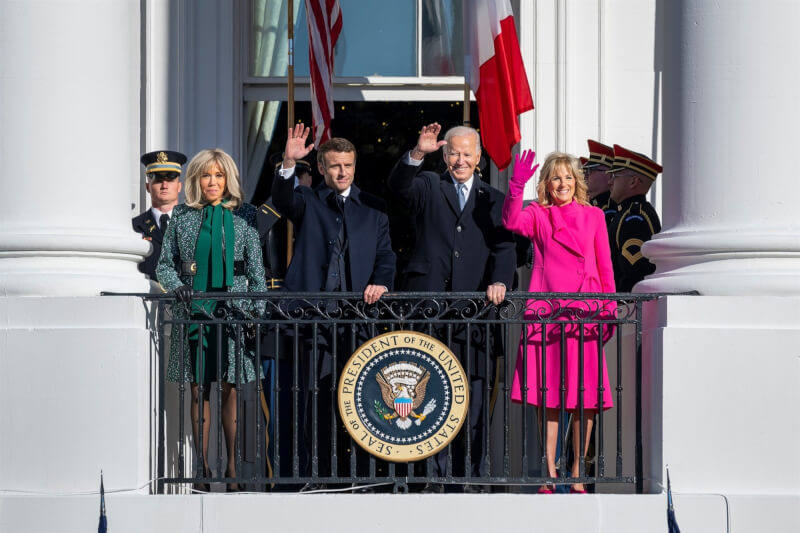 法國總統馬克宏（前左2）訪美進行為期3天的國是訪問，是美國總統拜登（前右2）去年1月上任以來，首度有外國元首對美進行國是訪問。（圖取自facebook.com/WhiteHouse）