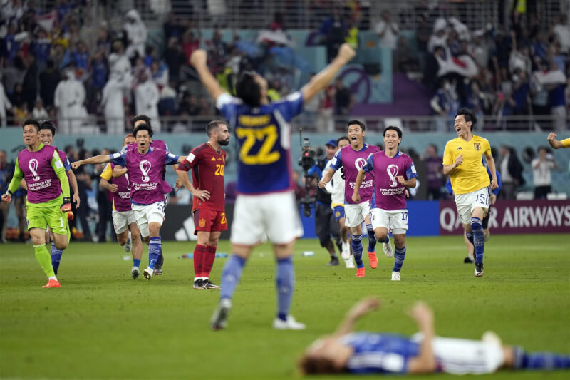 卡達世界盃於台灣時間2日凌晨進行E組小組賽最後兩場賽事，日本（圖）以2比1爆冷擊敗西班牙，成功晉級16強。（美聯社）