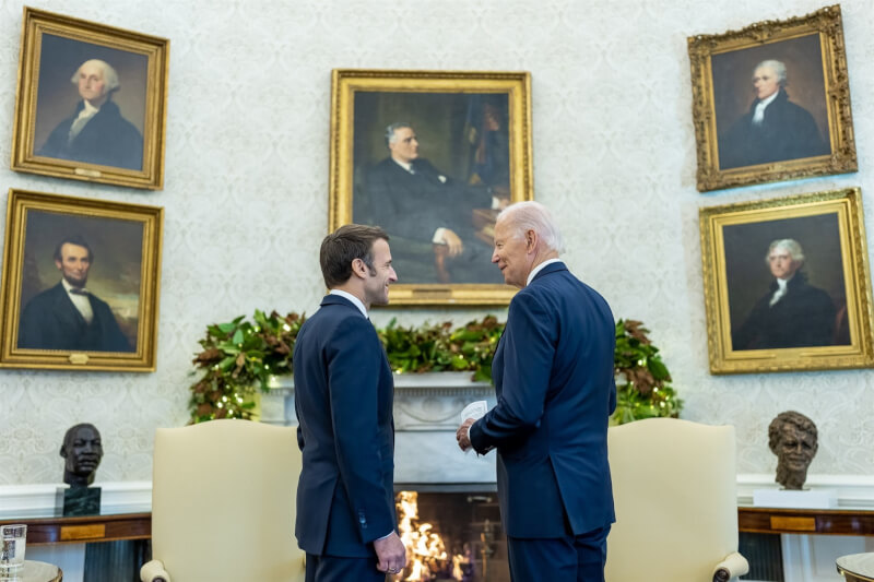 法國總統馬克宏（左）訪美，1日與美國總統拜登（右）會談後發布聯合聲明，重申維繫台海和平與穩定的重要性。（圖取自facebook.com/WhiteHouse）
