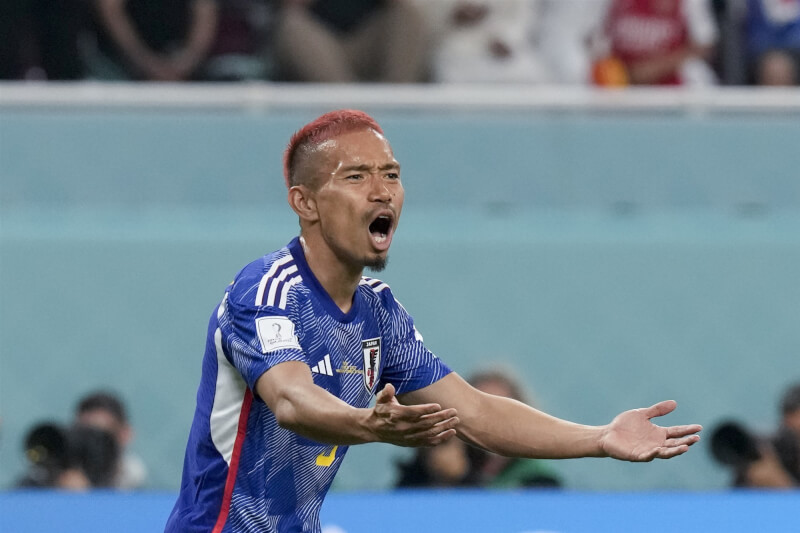 「藍武士」日本擊敗西班牙以分組第一晉級16強，日本後衛長友佑都（圖）表示，日本展現出他們在卡達世界盃足球賽競爭的「膽識」。（美聯社）