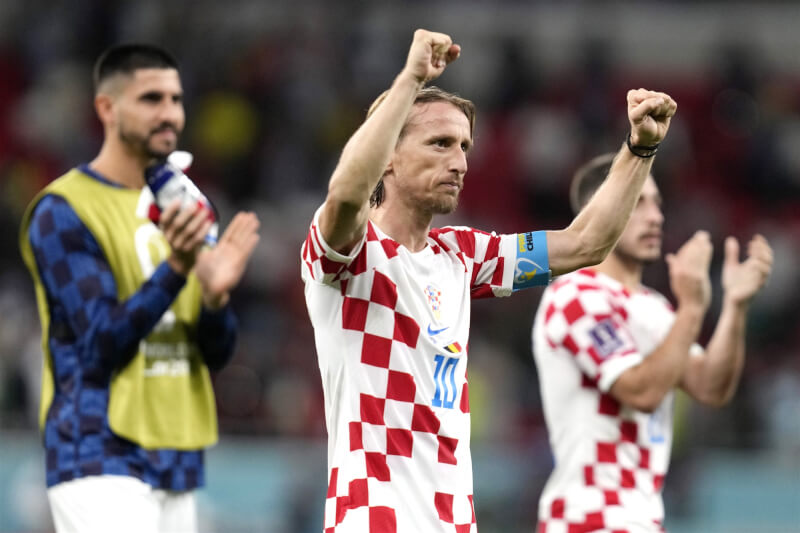 克羅埃西亞「魔笛」莫德里奇（Luka Modric）與隊友慶祝擊敗比利時。（美聯社）