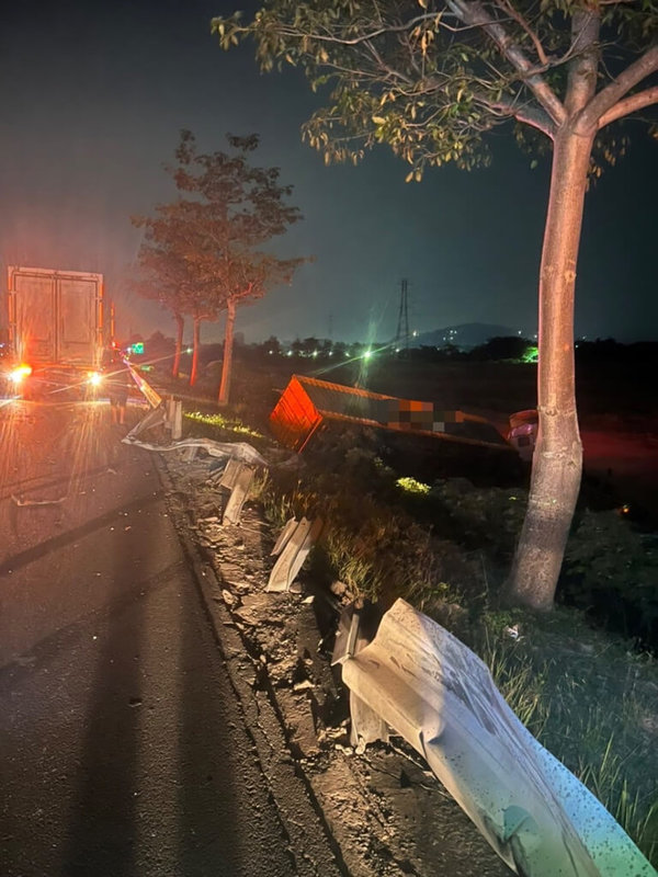 國道1號北向高雄岡山段2日凌晨發生2輛聯結車與2輛小客車追撞事故，其中一輛聯結車為閃避失控滑落外側邊坡、駕駛受輕傷。（民眾提供）中央社記者曾以寧傳真  111年12月2日