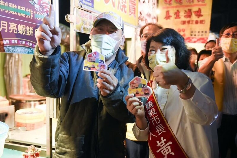 嘉義市長重行選舉改至18日投票，爭取連任的市長黃敏惠（右）2日晚間到彌陀夜市掃街拜票，沿途受到市民歡迎，爭相握手合照。（黃敏惠競選總部提供）中央社記者黃國芳傳真  111年12月3日