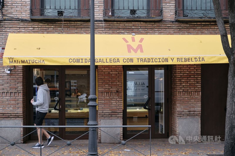 馬德里市中心錢貝里社區（Chamberí）經營多年標榜柴火烘培的傳統麵包店，受能源危機影響改賣西班牙北部加利西亞地區的食品。中央社記者胡家綺馬德里攝 111年12月3日