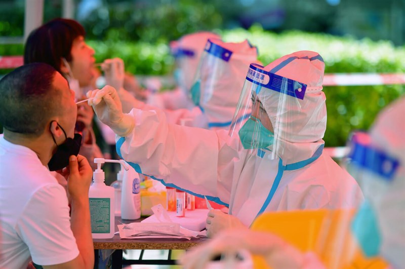 中國「動態清零」防疫政策雖有鬆綁，但由於老年人接種疫苗比例仍低等因素，預計中國全面放開不會早於2023年3月。圖為10月福州市進行全員核酸檢測。（中新社）
