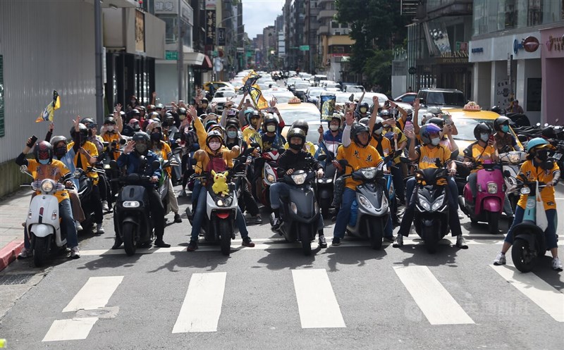 球團表示，今年有超過20萬人次參與響應，車隊行進路線周邊隨處可見球迷等待。中央社記者張新偉攝 111年12月3日