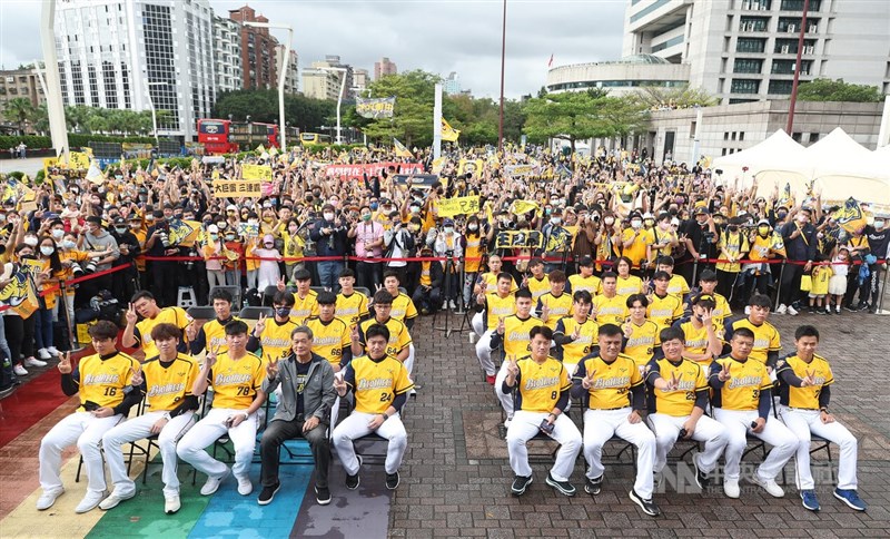 中華職棒中信兄弟隊勇奪年度總冠軍，台北封王遊行感謝祭3日從北市府前廣場前集結出發，正式開始前球隊成員們先與球迷大合影留念。中央社記者張新偉攝 111年12月3日