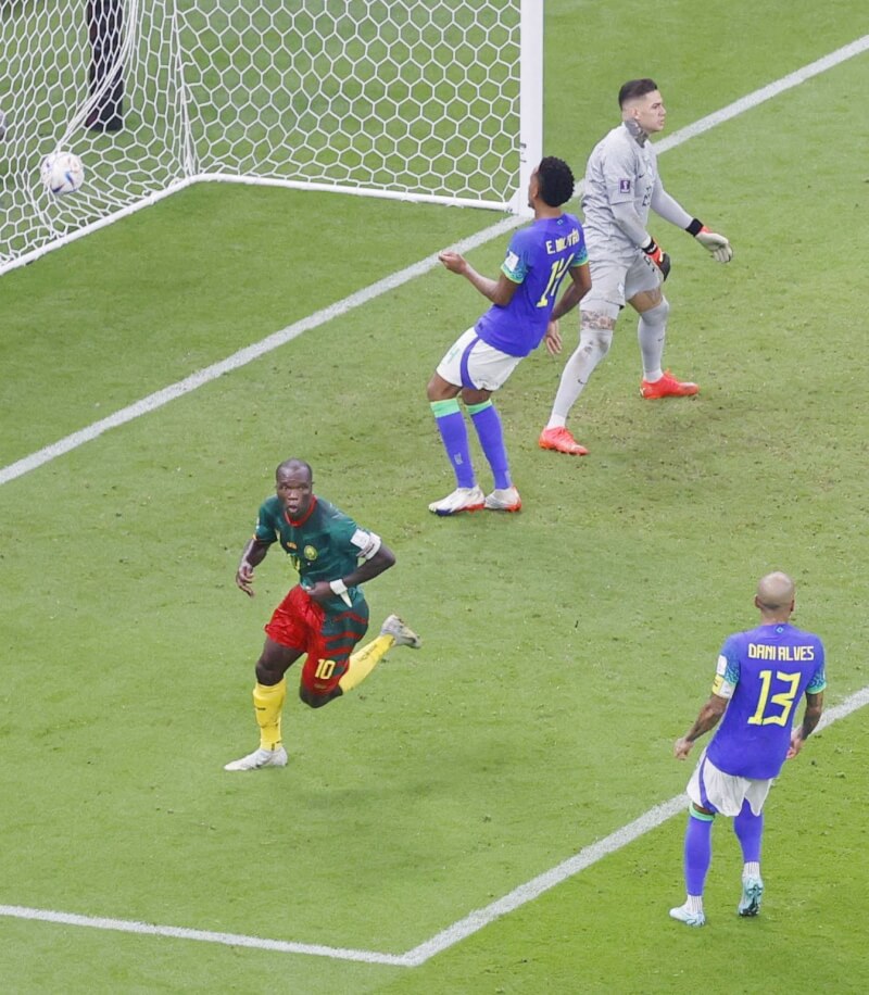 喀麥隆2日在世界盃足球賽小組賽靠著阿布巴卡爾（前左）傷停補時頭錘破網，以1比0絕殺巴西，成為首支在世足踢贏巴西的非洲隊伍。（共同社）