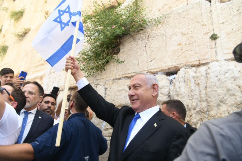 以色列大選11月初塵埃落定，鷹派尼坦雅胡（前中）重掌政權，正與極右聯盟協談組閣。（圖取自facebook.com/Netanyahu）