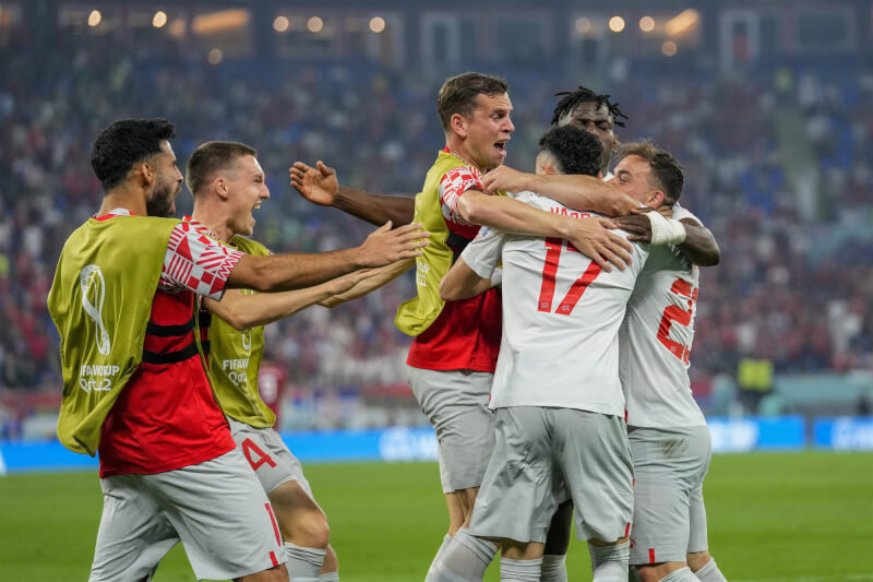 瑞士3日在世界盃足球賽以3比2踢贏塞爾維亞，以G組第2之姿晉級16強。圖為瑞士隊球員在攻入第3球後興奮擁抱。（美聯社）