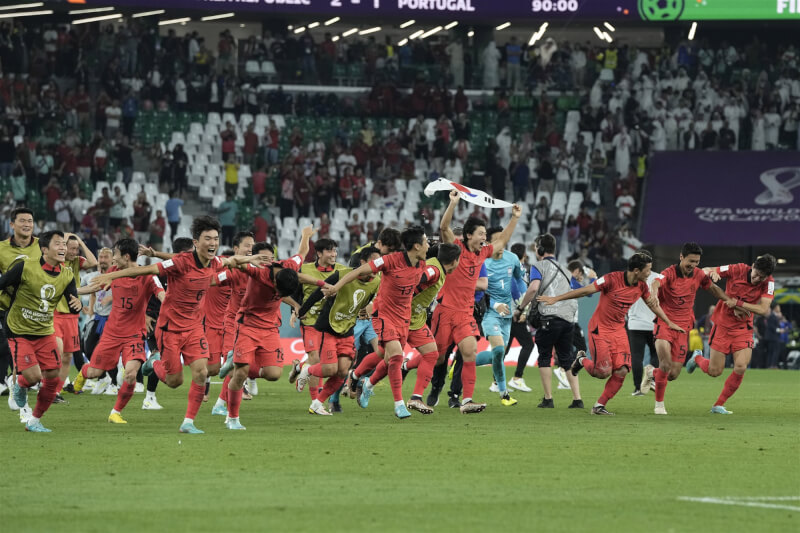 韓國3日在世界盃H組小組賽最後一戰，以2比1爆冷擊敗葡萄牙，戲劇化逆轉勝成功晉級16強。圖為賽後韓國隊球員開心歡呼。（美聯社）