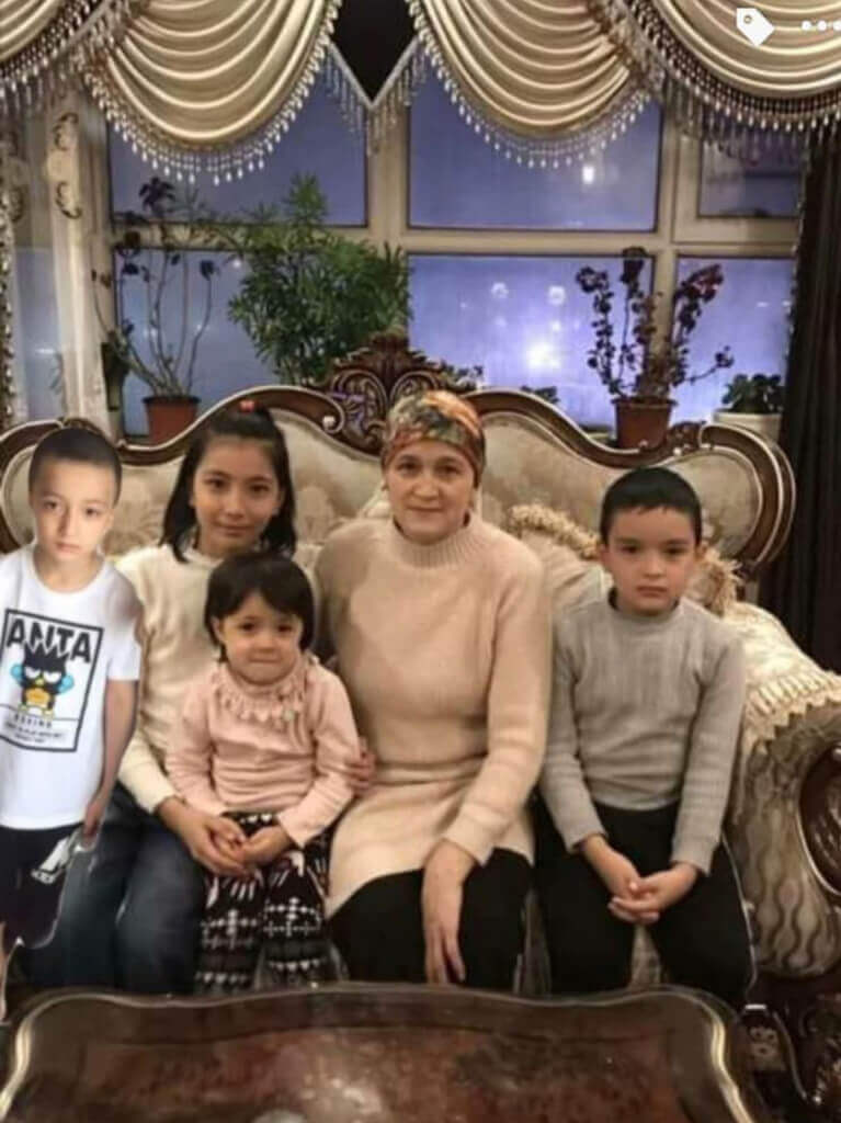 新疆烏魯木齊疑因封控不當，一場惡火奪走10條性命，包括旅土耳其維吾爾人穆罕默德的姑姑和她的孩子。圖為穆罕默德命喪火災的5名親人。（穆罕默德提供）中央社記者鍾佑貞伊斯坦堡傳真 111年12月3日