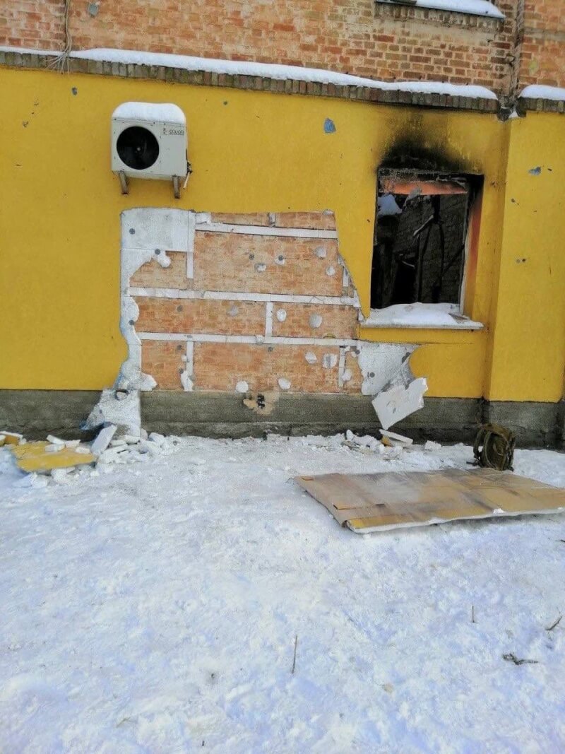 塗鴉藝術大師班克西在烏克蘭的一幅壁畫被切割下來。（路透社）