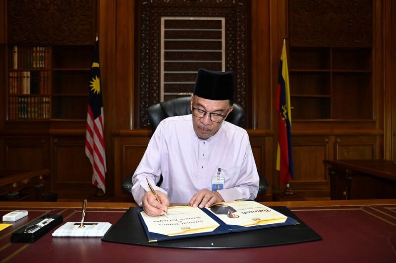 经历波折终于当上马来西亚首相的安华（图）公布首批内阁名单，包括延揽贪污官司缠身的阿末扎希担任副首相，引发质疑。（路透社）