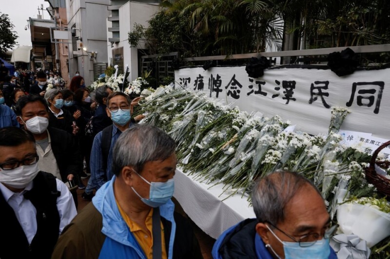 中共前領導人江澤民辭世，民眾1日在香港中聯辦外排隊悼念。（路透社）