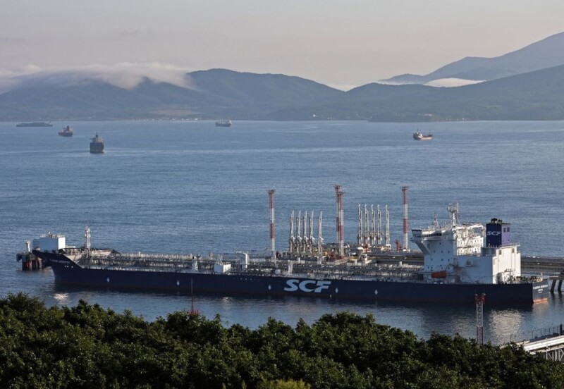 歐盟成員2日稍早成功說服波蘭並達成俄油價格上限制訂後，G7和澳洲也比照宣布，同意將海運俄羅斯原油價格上限訂在每桶60美元。圖為俄羅斯油輪停靠在碼頭。（路透社）