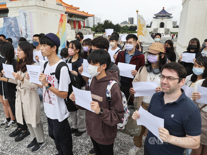 多個台灣民團4日下午齊聚台北自由廣場，一同舉起白紙聲援中國白紙運動，支持中國人民爭取民主法治、言論自由等。中央社記者鄭清元攝  111年12月4日