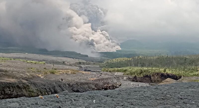 印尼塞梅魯火山4日再度噴發，當局疏散近2000人。（路透社）