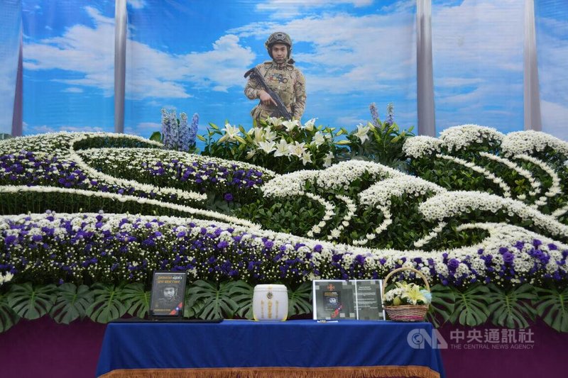 花蓮青年曾聖光加入烏克蘭志願軍戰死沙場，在外交部協助下，家人11月底前往烏克蘭接回骨灰，4日在花蓮舉行告別式，原民會追頒原住民族一等專業獎章。中央社記者李先鳳攝 111年12月4日