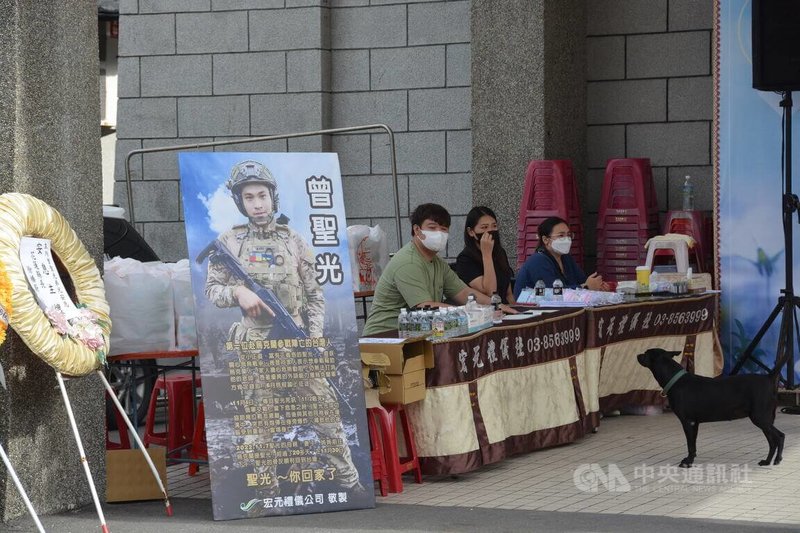 花蓮25歲原住民青年曾聖光加入烏克蘭喀爾巴阡山（Carpathian Sich）武裝部隊獨立步槍營，11月2日於烏東戰略重鎮利曼（Lyman）執行戰鬥任務時受傷，失血過多喪生，成為首名赴烏克蘭參戰陣亡的台灣人。經外交部協助，家人11月30日帶著他的骨灰回到台灣，4日在花蓮舉行告別式。中央社記者李先鳳攝 111年12月4日