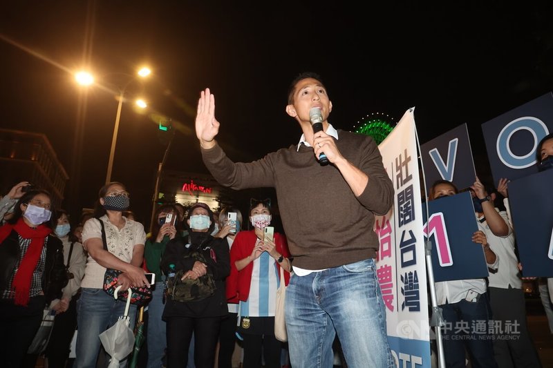 民進黨立法委員參選人吳怡農（前中）4日晚間在台北捷運劍南路站外舉行街頭演講，吸引不少民眾前往聆聽。中央社記者吳家昇攝  111年12月4日