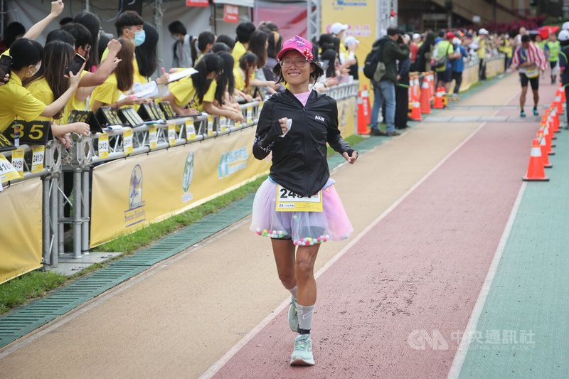 2022東吳國際超級馬拉松4日完賽，台灣選手林冠汝（前中）在24小時賽中跑出228.794公里的佳績，刷新國內女子24小時馬拉松全國紀錄。中央社記者王騰毅攝　111年12月4日