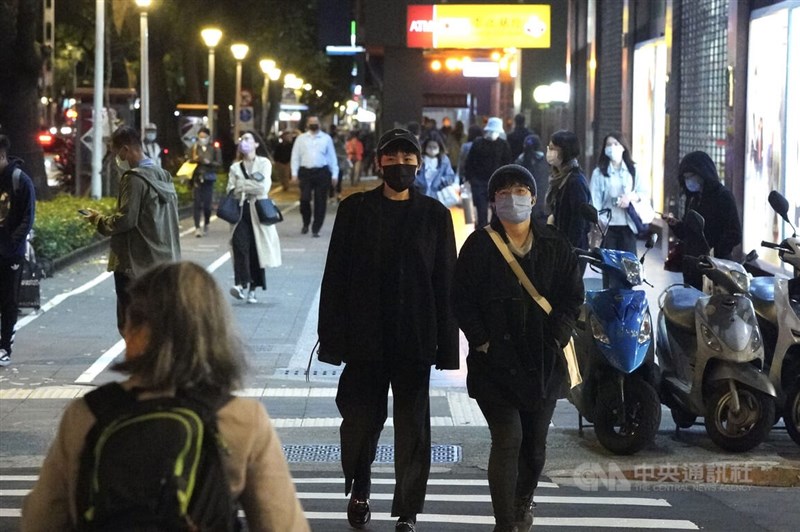圖為台北市中山區街頭民眾穿戴禦寒衣物。（中央社檔案照片）