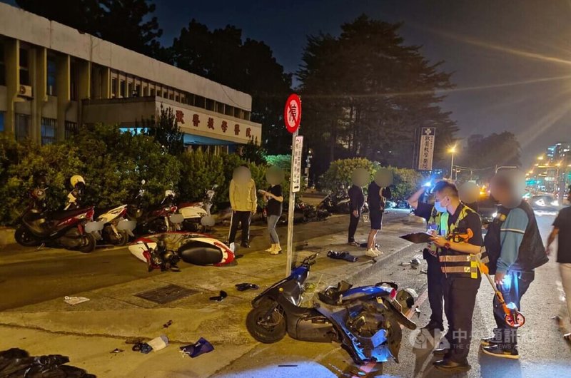 陳姓男子4日凌晨駕駛租來的BMW轎車，行經台中市南區中興大學獸醫院前，疑因精神恍惚衝撞停放人行道上的17部機車，幸過程中無人受傷。（翻攝照片）中央社記者蘇木春傳真  111年12月4日