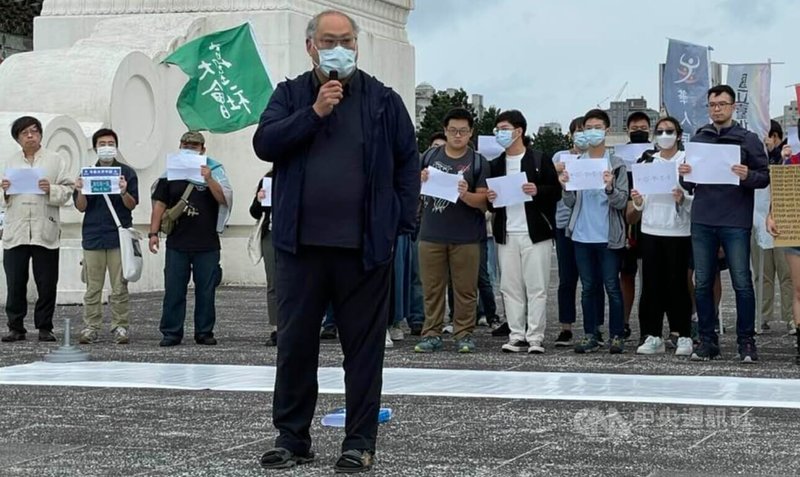 多個公民團體4日下午在自由廣場發起聲援白紙運動的行動，曾被中國關押5年的李明哲（前）到場聲援，他說聲援這項行動的最大的意義，是讓更多台灣人認清中國政府真實的現況。中央社記者吳柏緯攝 111年12月4日