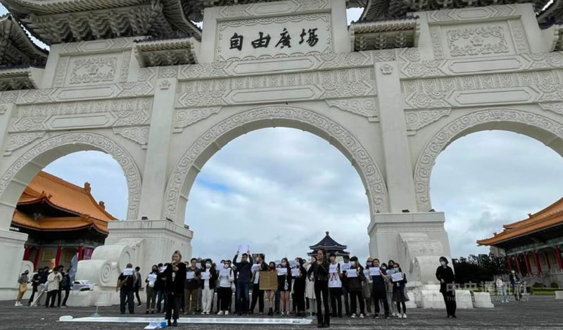 由A4 Revolution in Taiwan發起，台灣多個公民團體與個人響應中國民間抗議的「白紙革命 A4 Revolution 和平抗議」4日下午在自由廣場舉行。中央社記者吳柏緯攝 111年12月4日