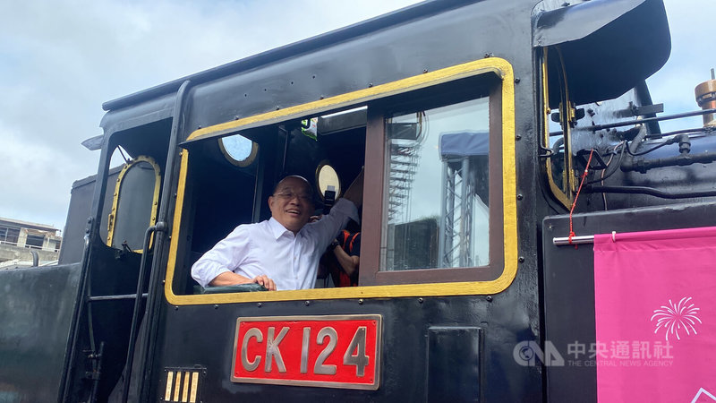 台灣鐵路管理局彰化扇形車庫啟用百年慶祝活動4日舉辦，行政院長蘇貞昌（圖）出席，並特別登上蒸汽火車頭CK124擔任車長鳴笛。中央社記者吳哲豪彰化攝  111年12月4日