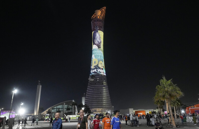 卡達4日在阿爾發塔上秀出巴西足球巨星比利的巨型照片，祝福他早日康復。（美聯社）
