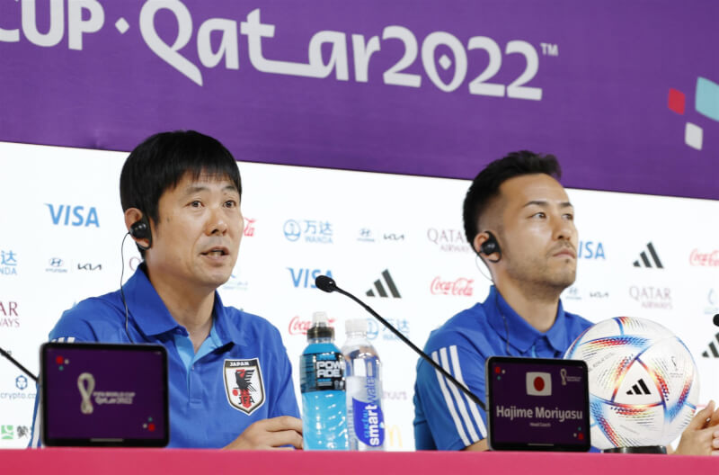 日媒報導，日本足球協會對世界盃日本隊總教練森保一（左）的能力給予高度評價，預料將提出續任請求。右為國家足球隊隊長吉田麻也。（共同社）