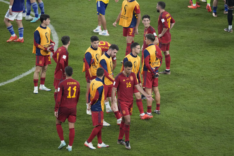 西班牙在世界盃足球賽以2比1敗給日本，圖為西班牙隊球員面露失望。（美聯社）
