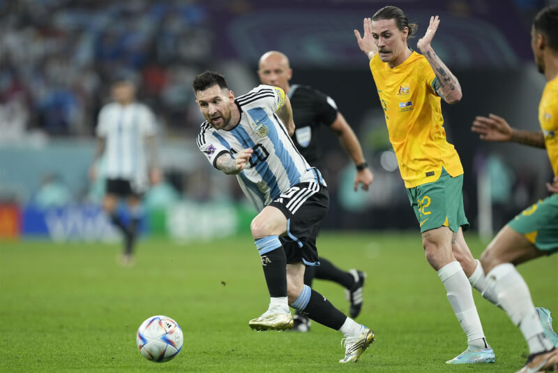 阿根廷球星梅西（左）3日踢進在個人歷來在世界盃的第9顆球，率隊2比1力退澳洲，勇闖8強。（美聯社）