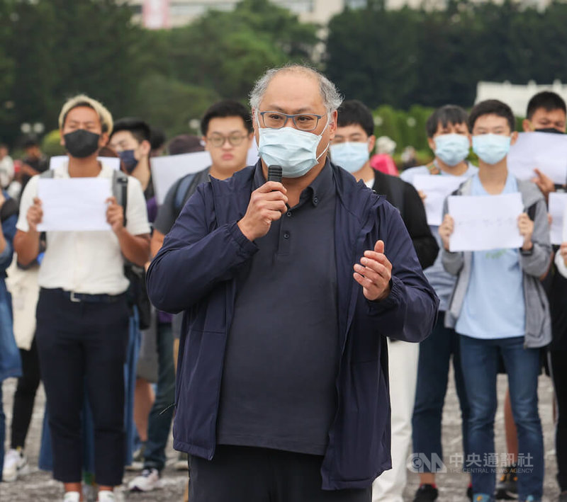 多個民團4日齊聚台北自由廣場前聲援中國白紙運動，台灣非政府組織工作者李明哲到場助講。中央社記者鄭清元攝　111年12月4日