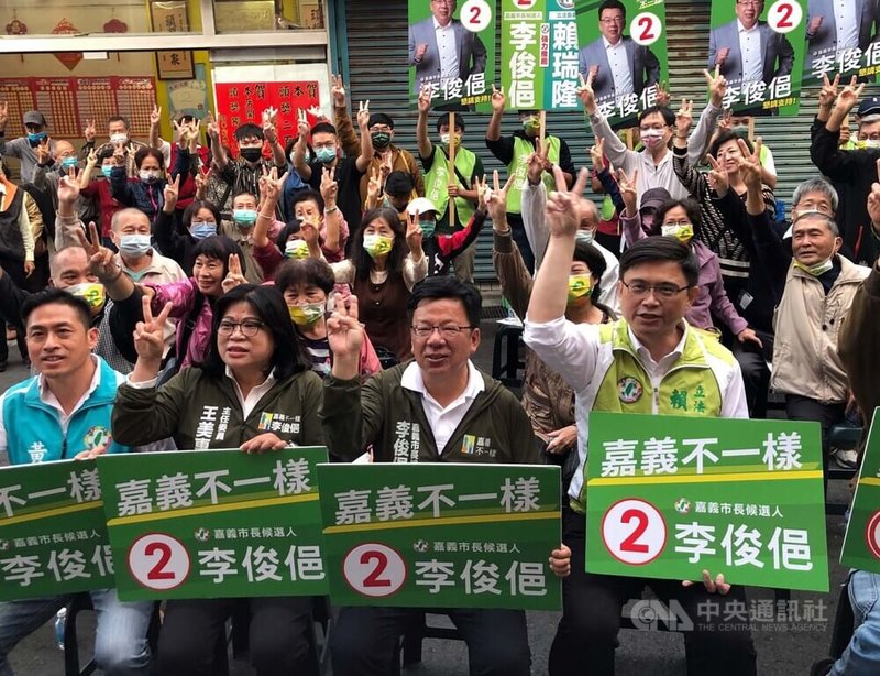 嘉義市長重行選舉改至12月18日投票，民進黨嘉義市長參選人李俊俋（前右2）5日在立委王美惠（前左2）、賴瑞隆（前右1）陪同下，前往先天宮的廟口開講。中央社記者黃國芳攝  111年12月5日