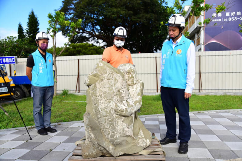 花蓮市「石來運轉」噴泉的花崗石圓球磨損、機械故障等，市公所展開維修，從基座挖出日治時期留下來的「金太郎抱鯉魚」石像。（花蓮市公所提供）中央社記者李先鳳傳真 111年12月5日