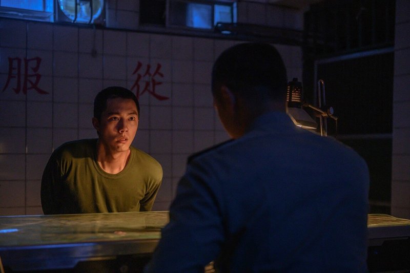 演員蔡凡熙在影集「台灣犯罪故事」單元「黑潮之下」中，頂著大平頭飾演個性直接、火爆的服役軍人。（Disney+提供）中央社記者葉冠吟傳真 111年12月5日