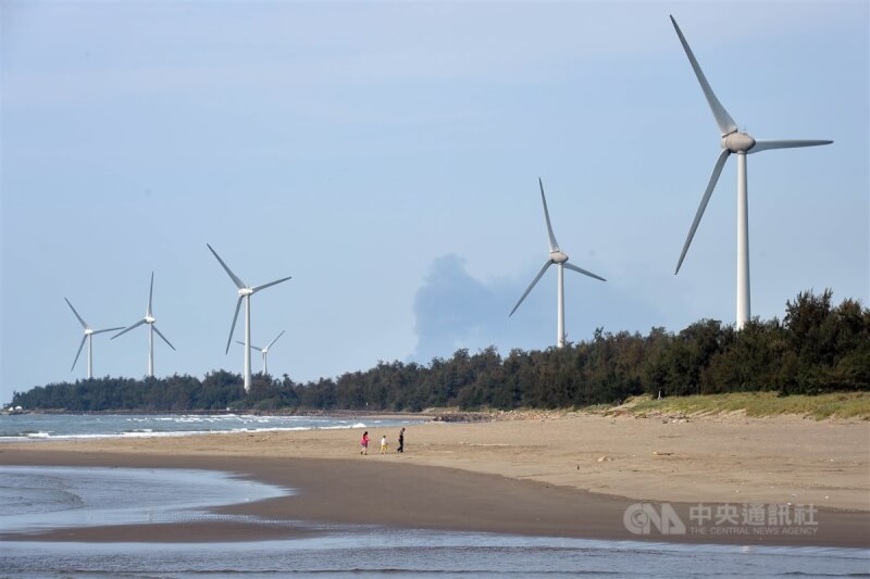 國發會將在年底公布2050淨零轉型的12項關鍵戰略計畫，其中能源轉型是關鍵。圖為位於苗栗後龍海岸的陸上風力發電機組。（中央社檔案照片）
