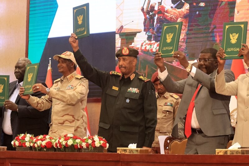 蘇丹軍方和文職領導人5日簽訂協議，旨在化解1年前爆發政變以來，一直困擾國家的嚴重政治危機。圖中為蘇丹軍事領袖柏罕、左2為軍政府副領導人達加洛。（法新社）
