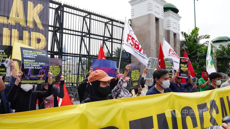 印尼國會6日可望通過「刑法修正草案」，數個公民團體今天在國會前抗議，擔憂法案若通過恐導致印尼民主倒退。中央社記者李宗憲雅加達攝  111年12月5日