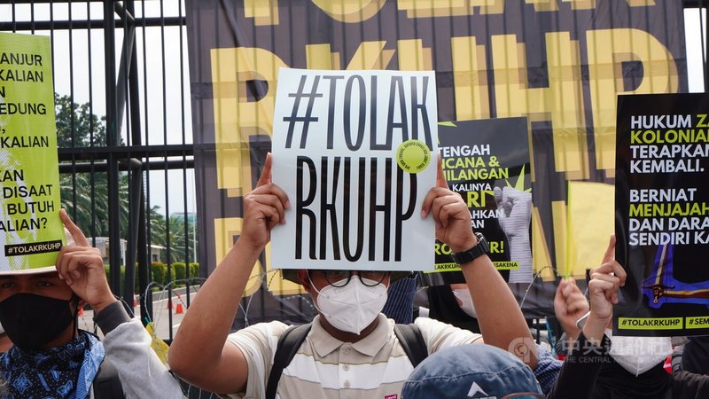 印尼國會6日可望通過「刑法修正草案」（RKUHP），抗議民眾今天在國會前高舉「拒絕刑法草案」的海報。中央社記者李宗憲雅加達攝  111年12月5日