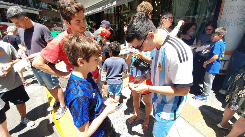 交換世足球員卡才有機會完成一本638張的世足盃蒐集冊，阿根廷同好們把握世足比賽期間的週末，在聚集點交換卡片。中央社記者黃韻如布宜諾斯艾利斯攝 111年12月5日